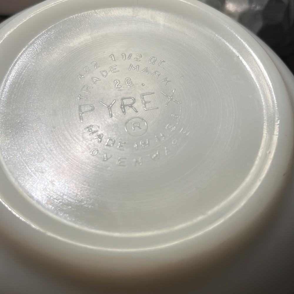 VINTAGE Pyrex 402 Butterfly Gold WHITE 1.5 quart mixing serving bowl USA CORNING - Picture 3 of 9